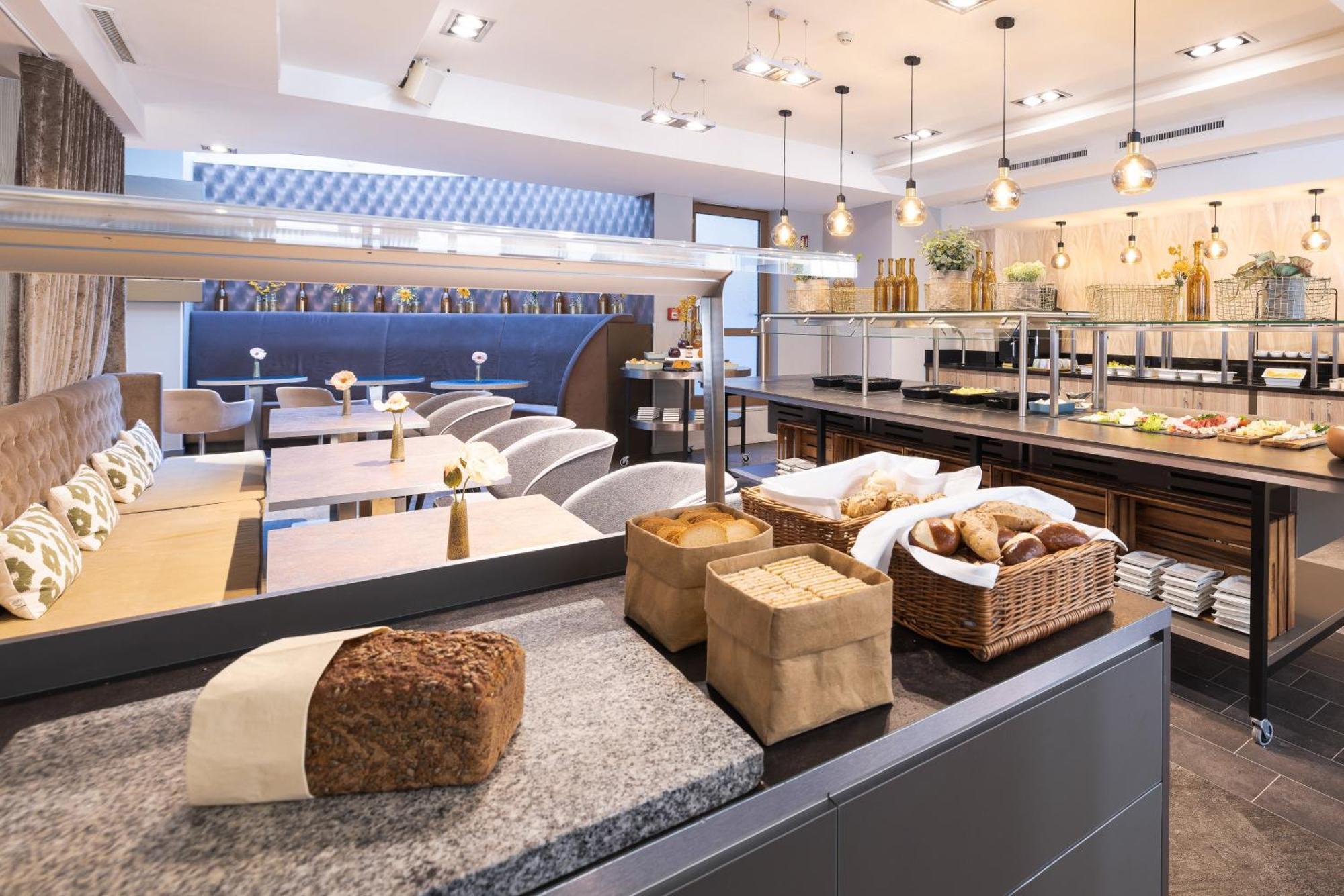 Leonardo Vienna Westbahnhof Hotel Ngoại thất bức ảnh Breakfast buffet