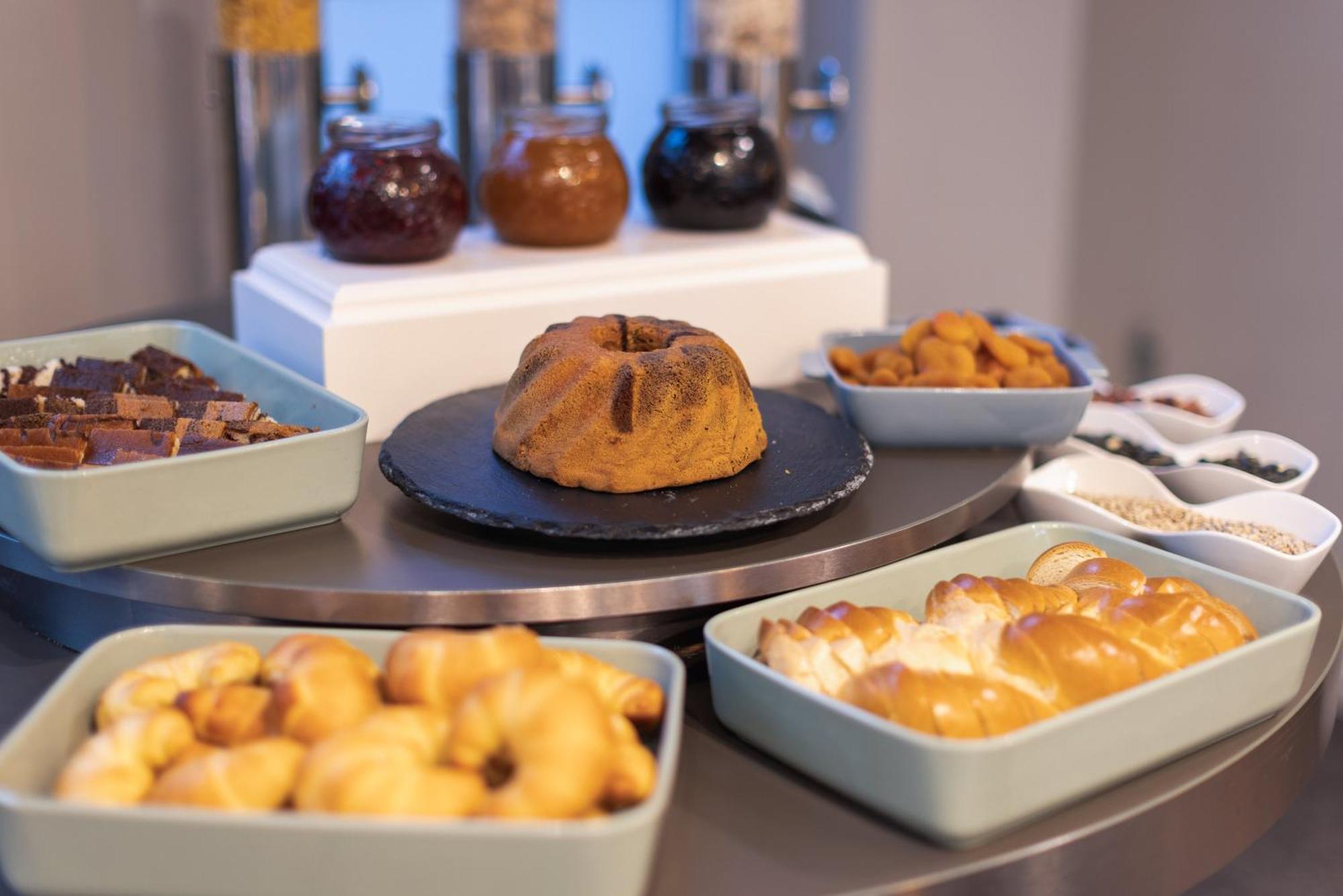 Leonardo Vienna Westbahnhof Hotel Ngoại thất bức ảnh Breakfast buffet at the hotel