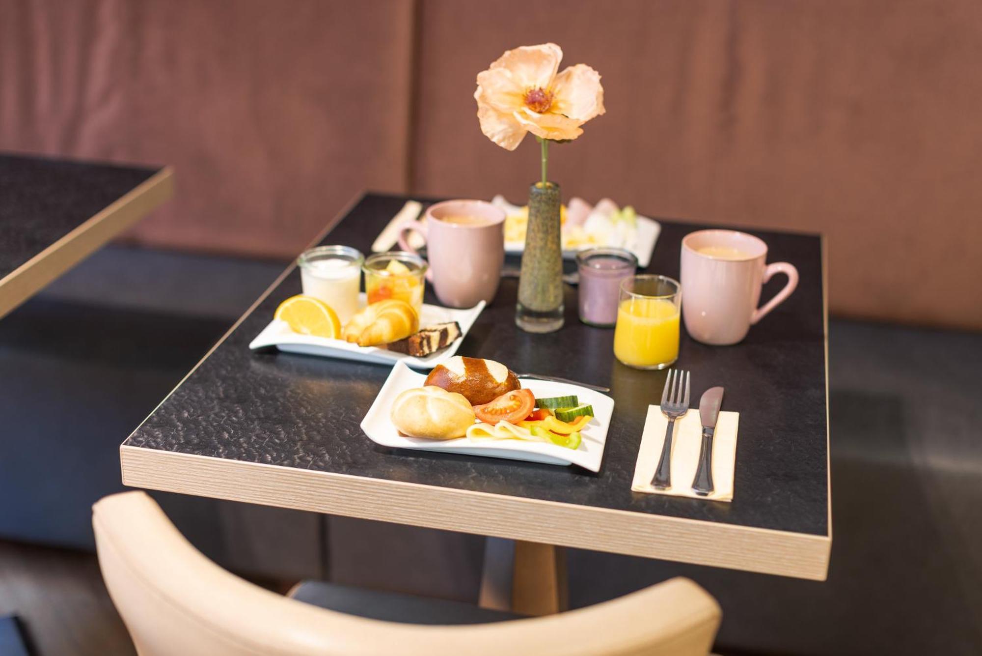 Leonardo Vienna Westbahnhof Hotel Ngoại thất bức ảnh Breakfast at the hotel