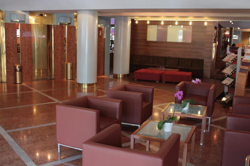 Leonardo Vienna Westbahnhof Hotel Ngoại thất bức ảnh The lobby of a modern hotel